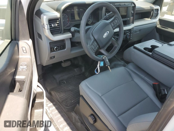 2024 Ford F-250 XL z VIN 1FTBF2BAXREC40360, wystawiony jako Copart lot #53801415 z przebiegiem Nie podano mil oraz Szkoda całkowita • Salvage title. Historia ofert i sprzedaży dostępna na DreamBid. Obrazek 8.