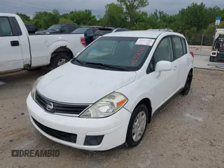 2011 Nissan Versa S z VIN 3N1BC1CP2BL443855, wystawiony jako IAAI lot #42337342 z przebiegiem 155 166 mil mil oraz . Historia ofert i sprzedaży dostępna na DreamBid. Obrazek 2.