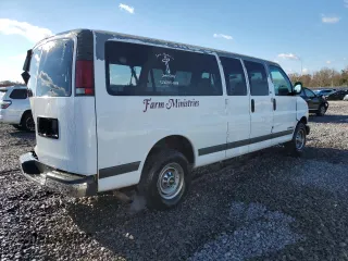 2000 Chevrolet Express with VIN 1GAHG39R8Y1258153, listed as a Copart auction lot 82823374 with 172,336 mi miles and Salvage Title. Bid and sale history available at carsss.com. Image 3.