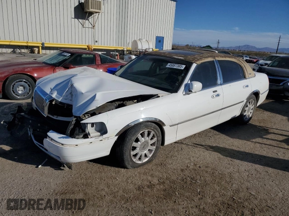2005 Lincoln Town Car Signature Limited z VIN 1LNHM82W05Y613098, wystawiony jako Copart lot #45887385 z przebiegiem Nie podano mil oraz Szkoda całkowita • Salvage title. Historia ofert i sprzedaży dostępna na DreamBid. Obrazek 1.