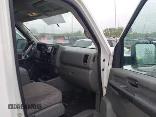 2019 Nissan NV Cargo SV z VIN 1N6BF0LY6KN810650, wystawiony jako IAAI lot #42322570 z przebiegiem 119 458 mil mil oraz . Historia ofert i sprzedaży dostępna na DreamBid. Obrazek 5.