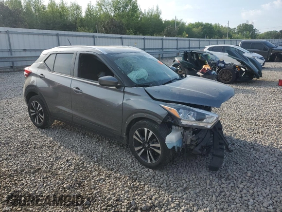 2018 Nissan Kicks SV z VIN 3N1CP5CU5JL520738, wystawiony jako Copart lot #53406785 z przebiegiem 82 082 mil mil oraz Szkoda całkowita • Salvage title. Historia ofert i sprzedaży dostępna na DreamBid. Obrazek 4.