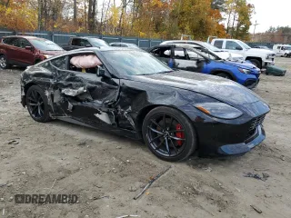 2024 Nissan Z Performance z VIN JN1BZ4BH5RM360916, wystawiony jako Copart lot #76335904 z przebiegiem 7 004 mil mil oraz Szkoda całkowita • Salvage title. Historia ofert i sprzedaży dostępna na DreamBid. Obrazek 4.