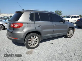 2011 Volkswagen Tiguan S z VIN WVGAV7AX7BW525689, wystawiony jako Copart lot #52762065 z przebiegiem 195 109 mil mil oraz Czysty tytuł • Clean title. Historia ofert i sprzedaży dostępna na DreamBid. Obrazek 3.
