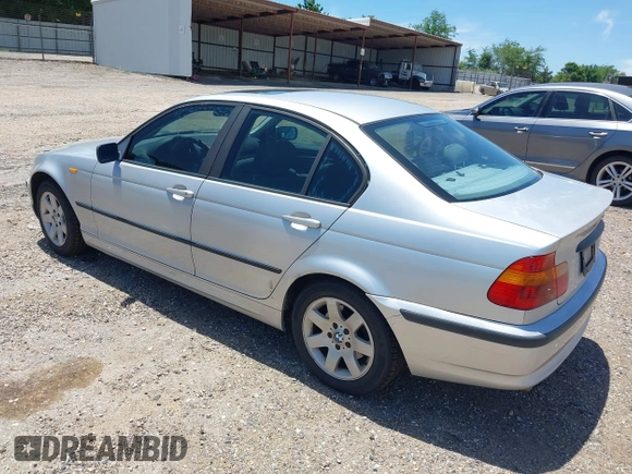 2003 BMW 3 Series 325i z VIN WBAEV334X3KL87573, wystawiony jako IAAI lot #42311092 z przebiegiem 262 326 mil mil oraz . Historia ofert i sprzedaży dostępna na DreamBid. Obrazek 3.