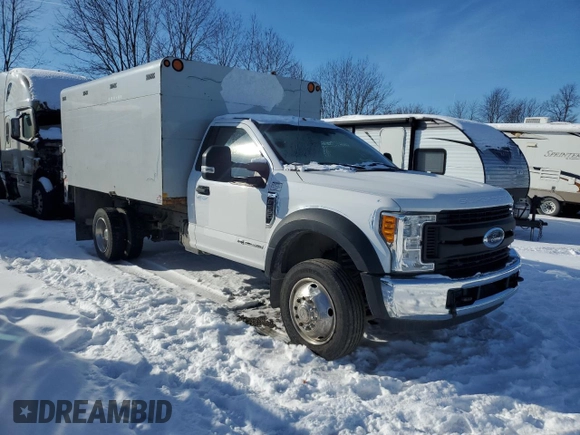 2017 Ford F-550 XL z VIN 1FDUF5GT4HDA08499, wystawiony jako Copart lot #41792125 z przebiegiem 105 467 mil mil oraz Tytuł czysty. Historia ofert i sprzedaży dostępna na DreamBid. Obrazek 4.