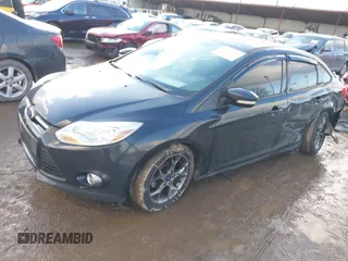 2013 Ford Focus SE z VIN 1FADP3F27DL342384, wystawiony jako IAAI lot #41474290 z przebiegiem 125 664 mil mil oraz . Historia ofert i sprzedaży dostępna na DreamBid. Obrazek 18.
