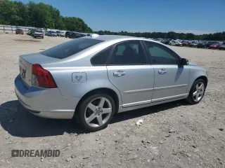 2008 Volvo S40 2.4L z VIN YV1MS382182403272, wystawiony jako Copart lot #56246165 z przebiegiem 127 946 mil mil oraz Szkody całkowita. Historia ofert i sprzedaży dostępna na DreamBid. Obrazek 3.