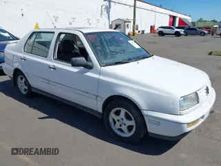 1997 Volkswagen Jetta z VIN 3VWWA81H6VM110692, wystawiony jako IAAI lot #42043161 z przebiegiem Nie podano mil oraz . Historia ofert i sprzedaży dostępna na DreamBid. Obrazek 1.