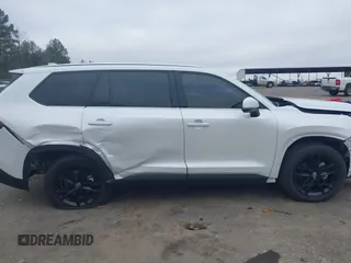 2024 Toyota Highlander XLE z VIN 5TDAAAA57RS001044, wystawiony jako IAAI lot #41132787 z przebiegiem 18 654 mil mil oraz . Historia ofert i sprzedaży dostępna na DreamBid. Obrazek 14.