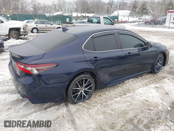 2022 Toyota Camry SE with VIN 4T1G11AK2NU636108, listed as a IAAI auction lot 41541397 with 58,042 mi miles and . Bid and sale history available at carsss.com. Image 4.