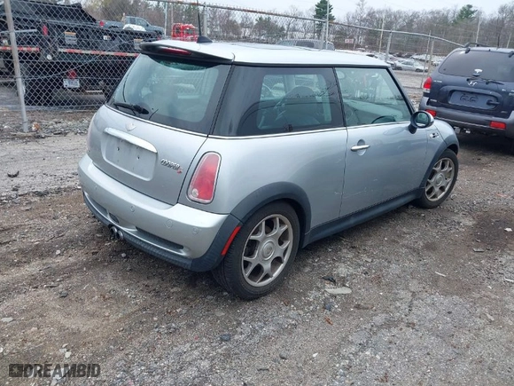 2005 MINI Cooper Hardtop S with VIN WMWRE33445TD93578, listed as a IAAI auction lot 42044654 with 150,123 mi miles. Bid and sale history available at carsss.com. Image 4.