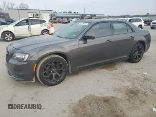 2019 Chrysler 300 S z VIN 2C3CCABG5KH585486, wystawiony jako Copart lot #48126285 z przebiegiem 131 088 mil mil oraz Szkody całkowita. Historia ofert i sprzedaży dostępna na DreamBid. Obrazek 1.