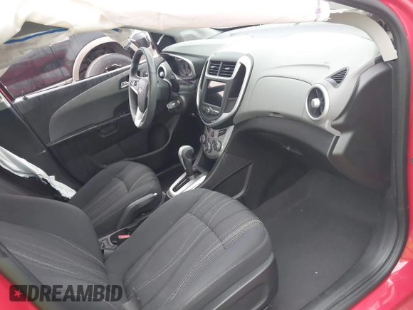 2019 Chevrolet Sonic LT z VIN 1G1JD5SB9K4135048, wystawiony jako IAAI lot #41615175 z przebiegiem 45 826 mil mil oraz . Historia ofert i sprzedaży dostępna na DreamBid. Obrazek 5.