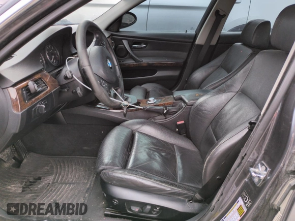 2006 BMW 3 Series 330i z VIN WBAVB33556KS36808, wystawiony jako Copart lot #50209425 z przebiegiem 156 235 mil mil oraz Czysty tytuł • Clean title. Historia ofert i sprzedaży dostępna na DreamBid. Obrazek 7.