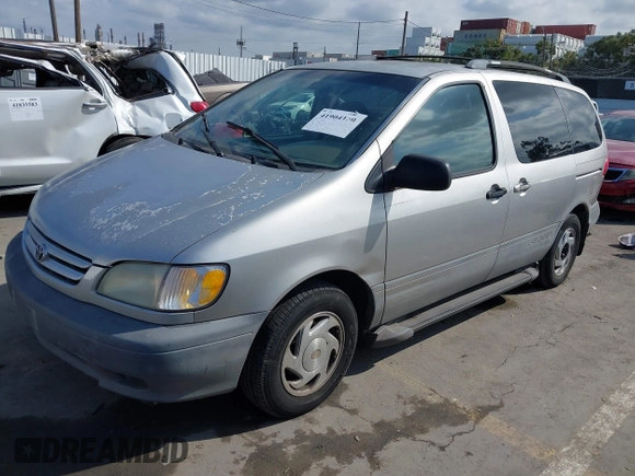 2001 Toyota Sienna LE with VIN 4T3ZF13C21U352205, listed as a IAAI auction lot 41904160 with 185,293 mi miles. Bid and sale history available at carsss.com. Image 2.