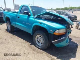 1997 Dodge Dakota z VIN 1B7GG26Y5VS253054, wystawiony jako IAAI lot #42215925 z przebiegiem 125 768 mil mil oraz . Historia ofert i sprzedaży dostępna na DreamBid. Obrazek 1.