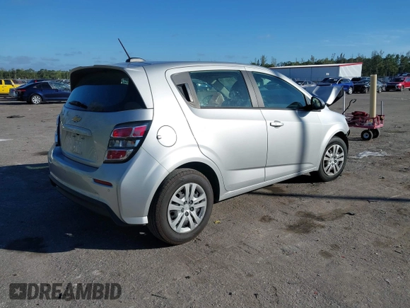 2020 Chevrolet Sonic LT z VIN 1G1JG6SB6L4120442, wystawiony jako IAAI lot #41485829 z przebiegiem 52 073 mil mil oraz . Historia ofert i sprzedaży dostępna na DreamBid. Obrazek 4.