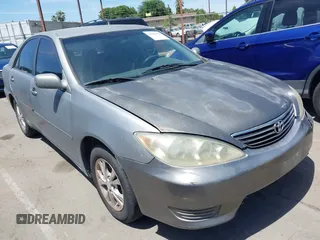 2005 Toyota Camry STD z VIN 4T1BE32K95U556765, wystawiony jako IAAI lot #42288424 z przebiegiem 232 413 mil mil oraz . Historia ofert i sprzedaży dostępna na DreamBid. Obrazek 1.