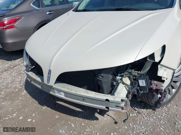 2014 Lincoln MKS with VIN 1LNHL9DK8EG611317, listed as a IAAI auction lot 41572609 with 137,256 mi miles. Bid and sale history available at carsss.com. Image 6.