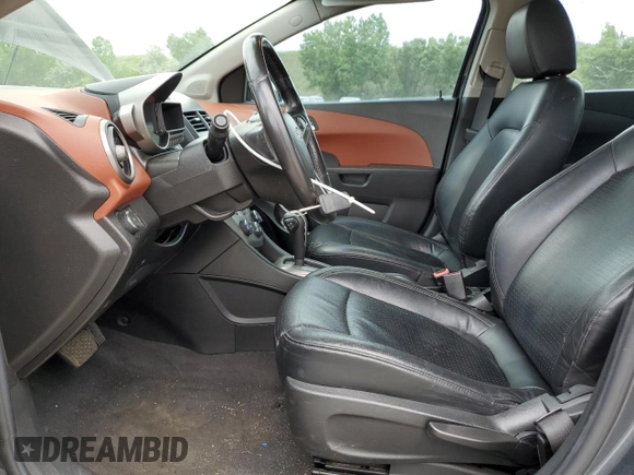 2013 Chevrolet Sonic LTZ z VIN 1G1JE5SH0D4102525, wystawiony jako Copart lot #60976595 z przebiegiem 138 420 mil mil oraz Szkoda całkowita • Salvage title. Historia ofert i sprzedaży dostępna na DreamBid. Obrazek 7.