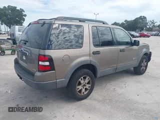 2006 Ford Explorer XLT z VIN 1FMEU63E56UB36500, wystawiony jako IAAI lot #42614748 z przebiegiem 175 966 mil mil oraz . Historia ofert i sprzedaży dostępna na DreamBid. Obrazek 4.