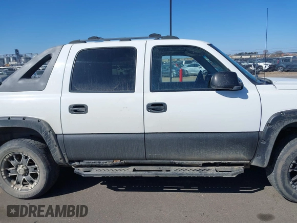 2003 Chevrolet Avalanche with VIN 3GNEK13TX3G263258, listed as a IAAI auction lot 41861349 with 200,892 mi miles. Bid and sale history available at carsss.com. Image 13.