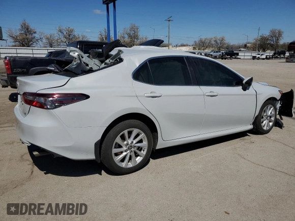 2024 Toyota Camry LE z VIN 4T1C11AK0RU197821, wystawiony jako Copart lot #52981825 z przebiegiem 35 396 mil mil oraz Szkody całkowita. Historia ofert i sprzedaży dostępna na DreamBid. Obrazek 3.