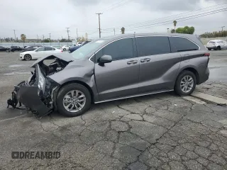 2022 Toyota Sienna LE z VIN 5TDKRKEC3NS122983, wystawiony jako Copart lot #48740915 z przebiegiem 56 578 mil mil oraz Szkoda całkowita • Salvage title. Historia ofert i sprzedaży dostępna na DreamBid. Obrazek 1.
