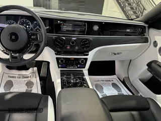 2022 Rolls-Royce Ghost Black Badge z VIN SCATD6C09NU209759, wystawiony jako IAAI lot #42301155 z przebiegiem 5631 mil mil oraz . Historia ofert i sprzedaży dostępna na DreamBid. Obrazek 5.