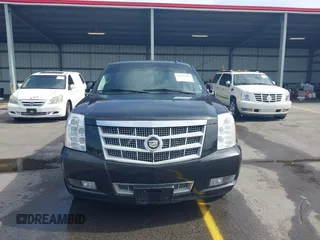2013 Cadillac Escalade ESV Platinum Edition z VIN 1GYS4KEF8DR145353, wystawiony jako IAAI lot #42265408 z przebiegiem 218 420 mil mil oraz . Historia ofert i sprzedaży dostępna na DreamBid. Obrazek 12.
