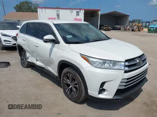 2019 Toyota Highlander LE z VIN 5TDZARFH0KS060236, wystawiony jako IAAI lot #42201282 z przebiegiem 66 647 mil mil oraz . Historia ofert i sprzedaży dostępna na DreamBid. Obrazek 1.