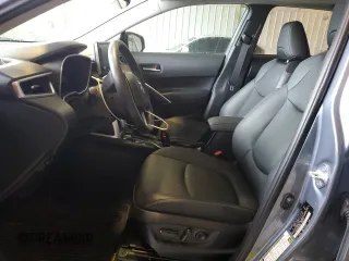 2022 Toyota Corolla Cross XLE z VIN 7MUDAABG3NV013642, wystawiony jako Copart lot #55118555 z przebiegiem 22 575 mil mil oraz Szkoda całkowita • Salvage title. Historia ofert i sprzedaży dostępna na DreamBid. Obrazek 7.