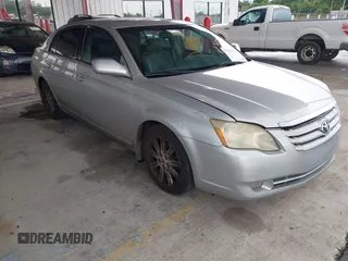 2007 Toyota Avalon XL z VIN 4T1BK36B47U181597, wystawiony jako IAAI lot #42379153 z przebiegiem 172 022 mil mil oraz . Historia ofert i sprzedaży dostępna na DreamBid. Obrazek 1.