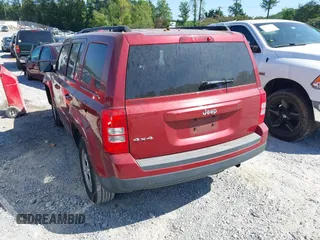 2015 Jeep Patriot Altitude z VIN 1C4NJRBB9FD268780, wystawiony jako IAAI lot #40386558 z przebiegiem 85 756 mil mil oraz . Historia ofert i sprzedaży dostępna na DreamBid. Obrazek 3.