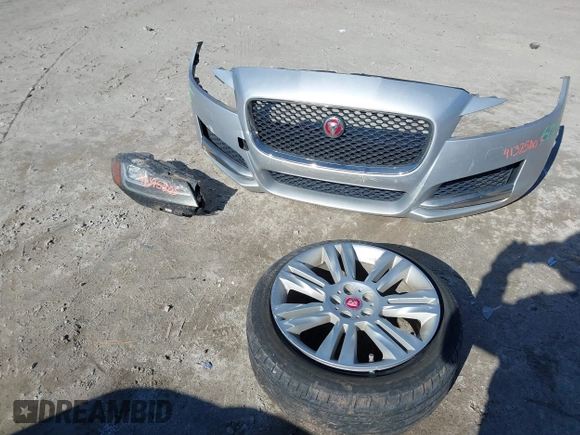 2016 Jaguar XF 35t Premium with VIN SAJBD4BV0GCY13376, listed as a IAAI auction lot 41375803 with 64,368 mi miles. Bid and sale history available at carsss.com. Image 12.