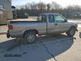 2001 Chevrolet S-10 LS with VIN 1GCDT19W618242218, listed as a Copart auction lot 51921875 with 156,887 mi miles and Salvage Title. Bid and sale history available at DreamBid. Image 3.