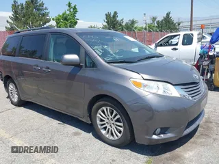 2015 Toyota Sienna XLE с VIN 5TDYK3DC6FS674906, выставлен на аукционе IAAI как лот 42304122 с пробегом 142 809 миль миль и . История ставок и продаж доступна на DreamBid. Изображение 1.