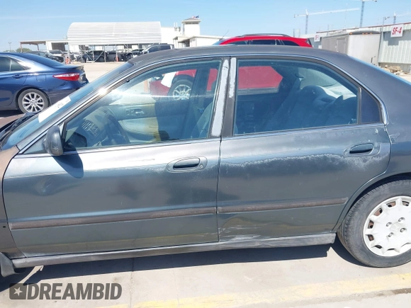 1996 Honda Accord LX with VIN 1HGCD5633TA286104, listed as a IAAI auction lot 42004112 with 186,586 mi miles and . Bid and sale history available at carsss.com. Image 14.