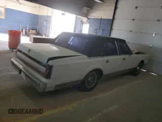 1988 Lincoln Town Car z VIN 1LNBM82F7JY831474, wystawiony jako Copart lot #83751464 z przebiegiem 289 494 mil mil oraz Czysty tytuł • Clean title. Historia ofert i sprzedaży dostępna na DreamBid. Obrazek 3.