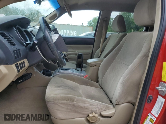 2010 Toyota Tacoma PreRunner z VIN 3TMJU4GN2AM106935, wystawiony jako Copart lot #55923065 z przebiegiem Nie podano mil oraz Szkoda całkowita • Salvage title. Historia ofert i sprzedaży dostępna na DreamBid. Obrazek 7.