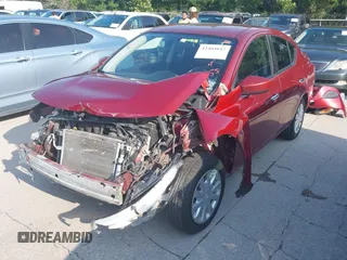 2019 Nissan Versa SV z VIN 3N1CN7AP6KL869696, wystawiony jako IAAI lot #42404842 z przebiegiem 103 338 mil mil oraz . Historia ofert i sprzedaży dostępna na DreamBid. Obrazek 2.
