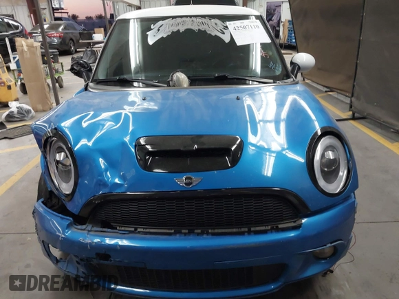2010 MINI Hardtop S z VIN WMWMF7C53ATX45791, wystawiony jako IAAI lot #42507110 z przebiegiem 137 517 mil mil oraz . Historia ofert i sprzedaży dostępna na DreamBid. Obrazek 12.