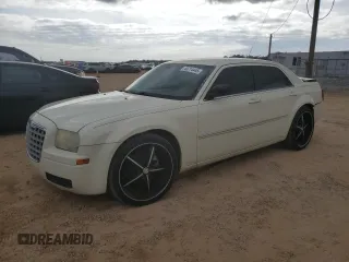 2009 Chrysler 300 z VIN 2C3LA43D69H574616, wystawiony jako Copart lot #43714445 z przebiegiem 167 331 mil mil oraz Szkoda całkowita • Salvage title. Historia ofert i sprzedaży dostępna na DreamBid. Obrazek 1.