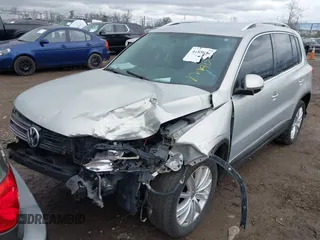 2013 Volkswagen Tiguan SE z VIN WVGBV7AX7DW501335, wystawiony jako IAAI lot #41856816 z przebiegiem 129 615 mil mil oraz . Historia ofert i sprzedaży dostępna na DreamBid. Obrazek 2.