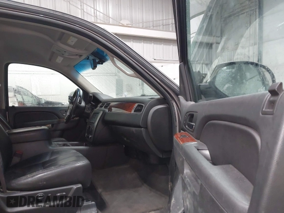 2014 GMC Yukon XL SLT with VIN 1GKS2KE76ER166776, listed as a IAAI auction lot 41056887 with 206,773 mi miles. Bid and sale history available at carsss.com. Image 5.
