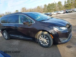 2017 Chrysler Pacifica Touring L z VIN 2C4RC1BG0HR526659, wystawiony jako IAAI lot #41752301 z przebiegiem 181 433 mil mil oraz . Historia ofert i sprzedaży dostępna na DreamBid. Obrazek 13.