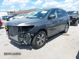 2018 Nissan Pathfinder S z VIN 5N1DR2MN5JC657803, wystawiony jako IAAI lot #42051833 z przebiegiem 192 355 mil mil oraz . Historia ofert i sprzedaży dostępna na DreamBid. Obrazek 2.