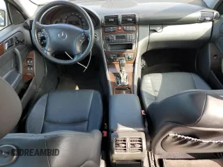2004 Mercedes-Benz C 320 с VIN WDBRF64J34F447323, выставлен на аукционе Copart как лот 60122185 с пробегом 141 758 миль миль и Списание • Salvage title. История ставок и продаж доступна на DreamBid. Изображение 8.