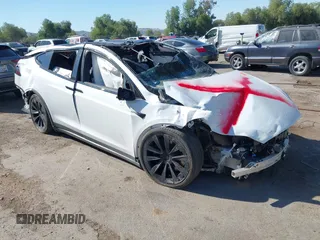 2022 Tesla Model X z VIN 7SAXCAE54NF355717, wystawiony jako IAAI lot #42218677 z przebiegiem Nie podano mil oraz . Historia ofert i sprzedaży dostępna na DreamBid. Obrazek 1.